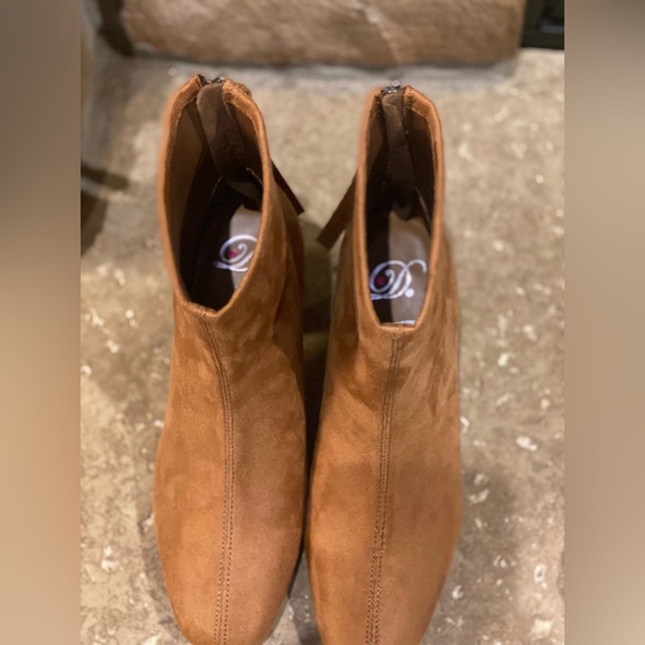 Great Tan Suede Ankle Boots Size 6.5 like new small block heel - Picture 5 of 7